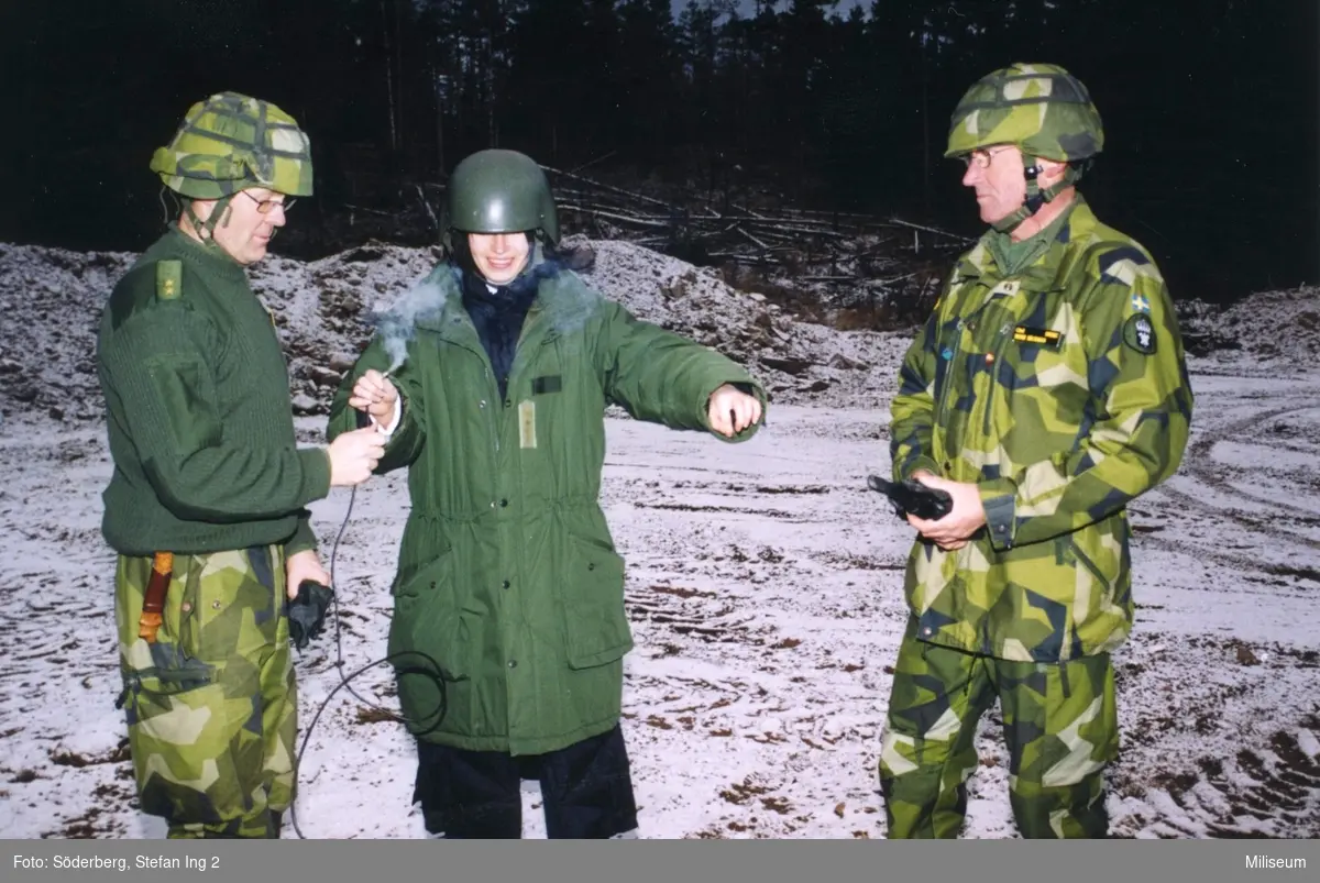 Utbildning i ammunitionsröjning. Utländska militärer. Till höger överste Thore Bäckman, Swedec och Magnus Carlsson ”Benjamin” I12/Swedec,/Ing 2 till vänster.