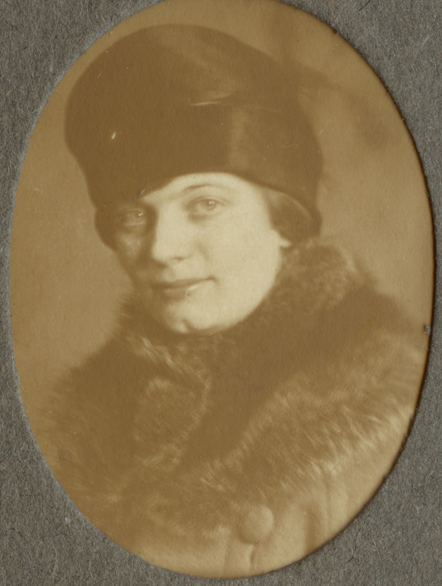 Lisa Svanberg (Sve)). Ur album Kurskamrater som delade ljuvt och lett, på Telegrafkursen i Stockholm 1920.