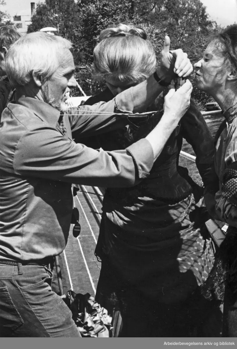Filmfotograf Sverre Bergli og skuespiller Britt Langlie under innspillingen av Barthold Halles filmmusikal "Ungen". 1974.