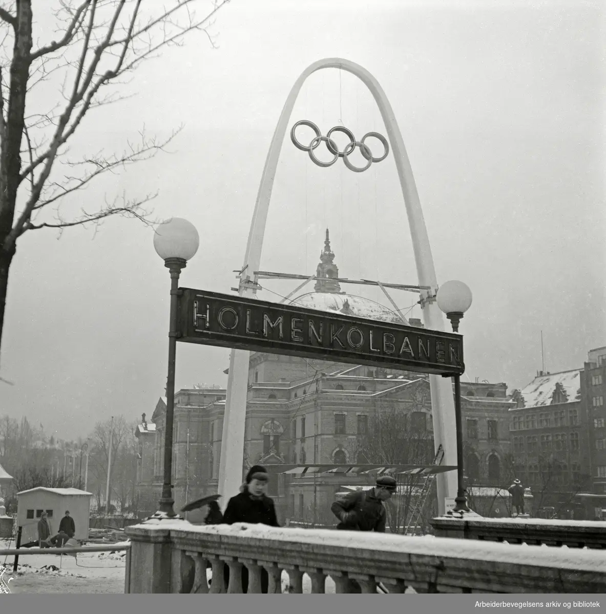 De sjette olympiske vinterlekene i Oslo, 14.-25. februar 1952. Olympiabuen ved nedgangen til Nationaltheatret stasjon - Holmenkollbanen. Holmenkolbanen.