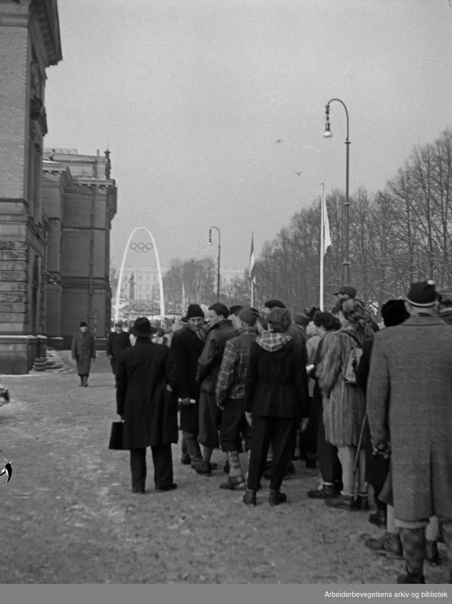 Vinter-OL 1952. De sjette olympiske vinterleker, arrangert i Oslo, 14.-25. februar 1952. Kø av reisende som skal med Holmenkollbanen på Nationaltheatret stasjon.
