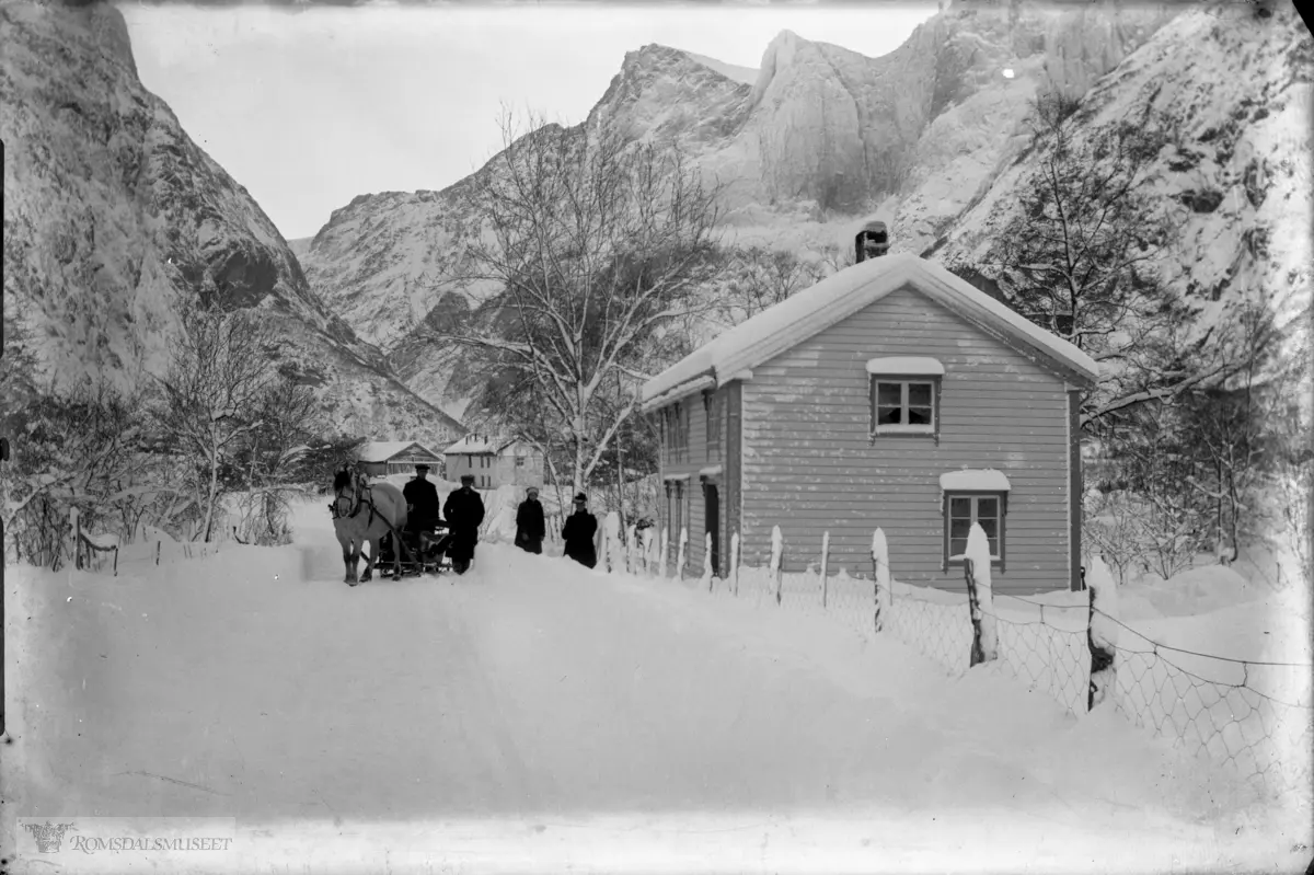 36. Skogly (Kvamhuset) 26.11.1915. Tonbergstuen.