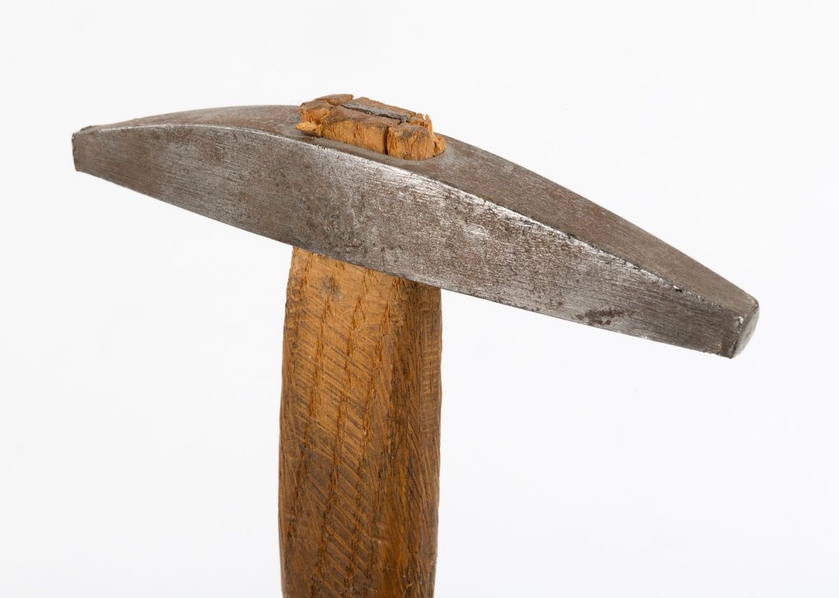 Hammer brukt til retting av sagblad, særlig til tømmersvanser.  Hammeren består av et hammerhode (penn) og et skaft av treverk. Skaftet har et ovalt tverrsnitt i håndtaksdelen. Skafthullet i hammerhodet er ovalt. Hammerhodet har lik utforming i begge ender som munner ut i en liten kvadratisk slagflate 8 x 8 mm. Det er satt inn en jernkile i skaftenden som munner ut i hammerhodets skafthull. Jernkilen utvider skaftenden slik at skaftet sitter godt i skafthullet.