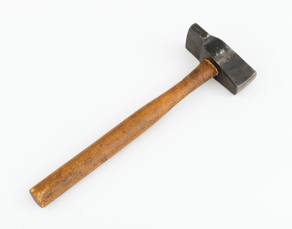 Hammer brukt til retting av sagblad, særlig til tømmersvanser.  Hammeren består av et hammerhode og et skaft av treverk. Hammeren kan minne om en smihammer i utformingen, med øye, lett krummende bane (slag) og pennen på tvers. Hammerhodet har et ovalt skafthull (cirka 2,7 cm langt). Skaftet har et ovalt tverrsnitt i håndtaksdelen. Hammerhodet ender i en rektangulær slagflate (bane) med en liten krumning (lett buet bane), cirka 42 x 23 mm i ene enden. I den andre enden er hammerhodet formet til en smal slagflate (penn), cirka 52 x 14 mm. Det er satt inn en jernkiler i skaftenden som munner ut i hammerhodets skafthull. Jernkilen utvider skaftenden slik at skaftet sitter godt.
(For mer informasjon se rapport fra sagstrekkingsseminar på Voss i 2016, se litteraturreferanser.)