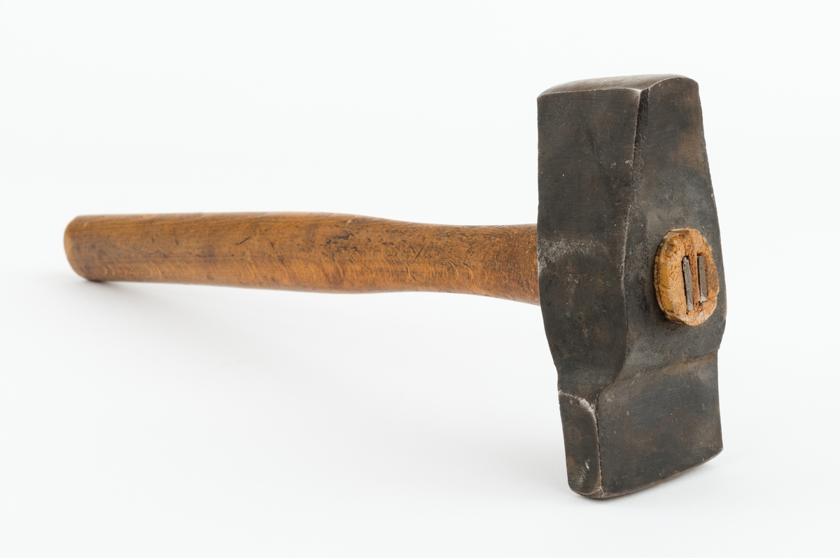 Hammer brukt til retting av sagblad, særlig til tømmersvanser.  Hammeren består av et hammerhode og et skaft av treverk. Hammeren kan minne om en smihammer i utformingen, med øye, lett krummende bane (slag) og pennen på tvers. Hammerhodet har et ovalt skafthull (cirka 2,7 cm langt). Skaftet har et ovalt tverrsnitt i håndtaksdelen. Hammerhodet ender i en rektangulær slagflate (bane) med en liten krumning (lett buet bane), cirka 42 x 23 mm i ene enden. I den andre enden er hammerhodet formet til en smal slagflate (penn), cirka 52 x 14 mm. Det er satt inn en jernkiler i skaftenden som munner ut i hammerhodets skafthull. Jernkilen utvider skaftenden slik at skaftet sitter godt.
(For mer informasjon se rapport fra sagstrekkingsseminar på Voss i 2016, se litteraturreferanser.)