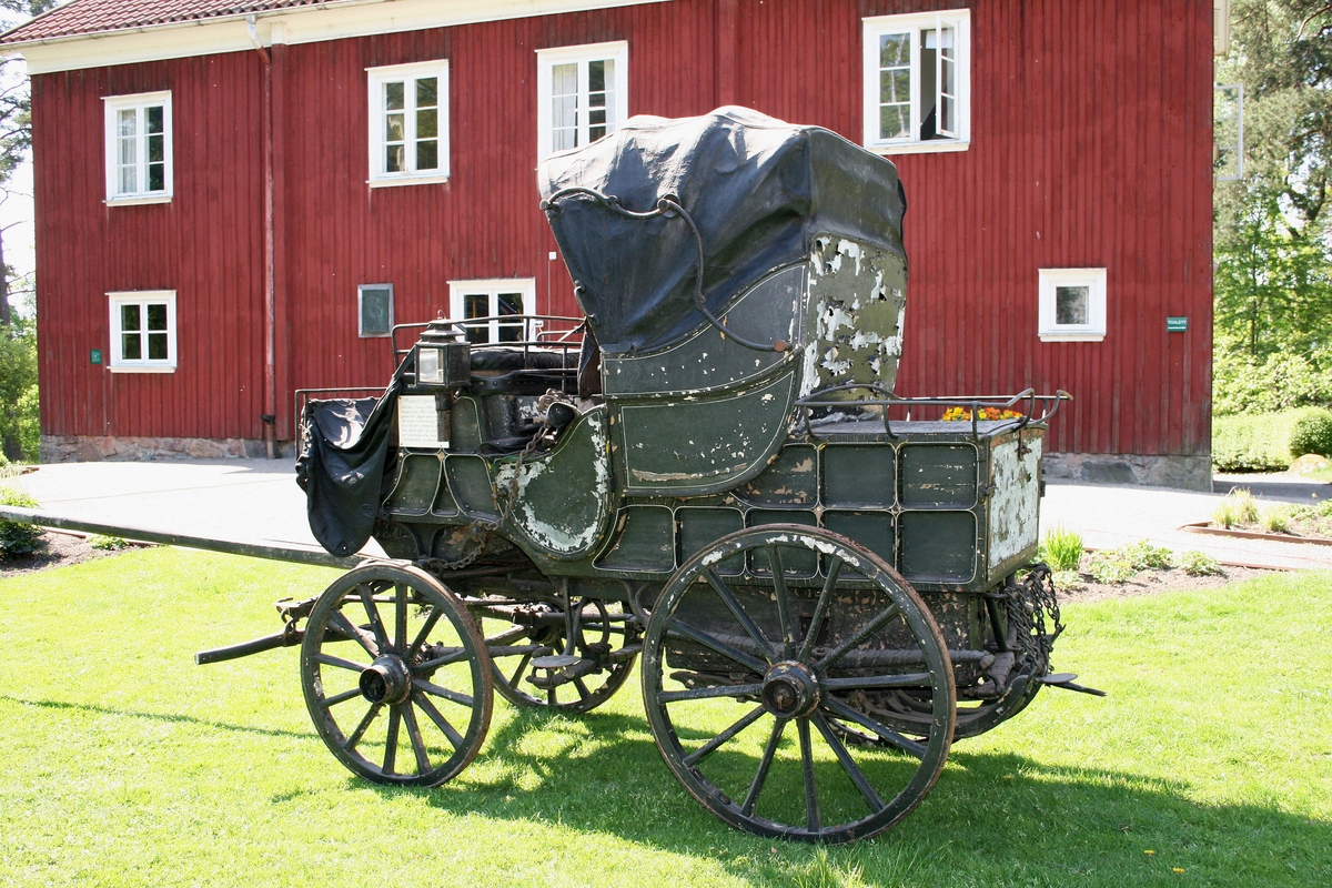 Postdiligens. Fyrhjulig, fjädrad vagn. Öppen vagn, med suflett bak och vindskydd av svart läder. Kuskbock fram. Bakom sufletten täckt bagageutrymme för postpaket. Vagnen märkt med nummer 73 på bockdynans undersida.

Enligt Postmuseums lista över kaleschvagnar framgår att nr 73 var stationerad på paketpost-kontoret i Stockholm och gick i trafik mellan Stockholm & Grisslehamn. Användes 1859-1864. När järnvägen öppnade år 1864, indrogs befordran med diligensen. År 1893 sålde postverket sin gamla vagnpark till arméförvaltningen och vagnen hamnade till slut hos Älvsborgs regemente. Vagnen ombyggdes och ommålades för intendentens räkning. Inköptes till Borås museum 1929, för 50 kr på auktion, anordnat av regementet.

Funktion: Postdiligens
