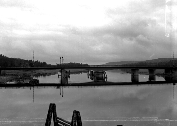 Svängbro över Nilsbysundet mellan Nedre Fryken och Mellanfryken. Hela bron. Kortet taget på längre avstånd.
Fotografens ant: Ing. Emanuelsson Fagerås.