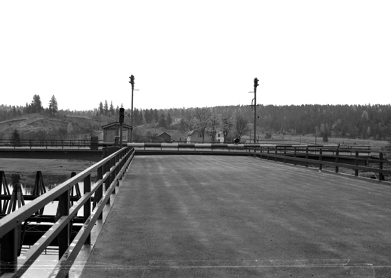 Bron över Nilsbysundet mellan Nedre Fryken och Mellanfryken; vägbanan med bom framför öppnad brodel.Fotografens ant: Ing. Emanuelsson Fagerås.