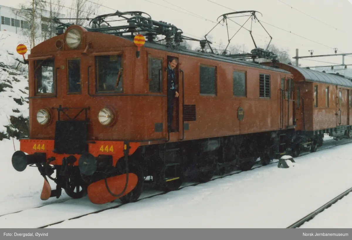 Svensk elektrisk lokomotiv Du 444 med Kalmartogets utfluktstog på Geilo stasjon. I førerromsdøren lokomotivfører Øyvind Dvergsdal