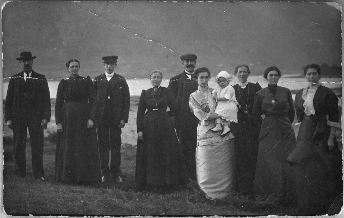 Frå garden Kåta i Ølen, ca. 1920. Frå venstre: Simon Kåta, Kari Kåta (gift med Simon), Simon Kåta (son til Simon og Kari), Ragnhild Kåta, Sjur Kåta, Malene Kåta med dottera Emma , Anna Kåta, Sina Kåta og Lise Kåta.
