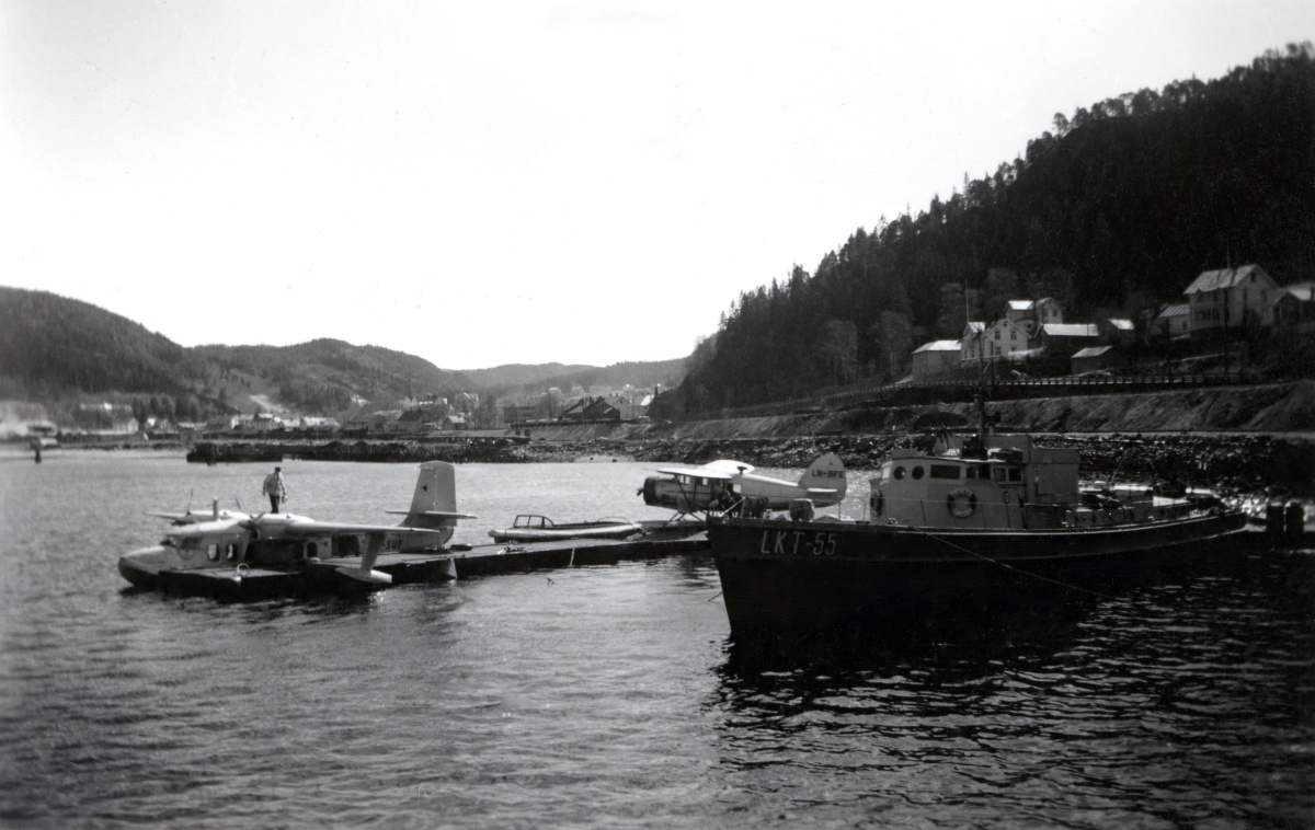 En av Widerøes Noordyn Norsman, LN-BFE, og en Short SA.6 Sealand 1M, LN-SUF, fra Vestlandske Luftfartsselskap, fortøyd til flytebrygga i Hommelvik sjøflyhavn.