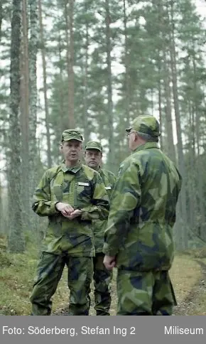 Överste Bengt Axelsson, chef för Ing 2. General Johan Hedestedt, överbefälhavare, ryggen mot kameran.