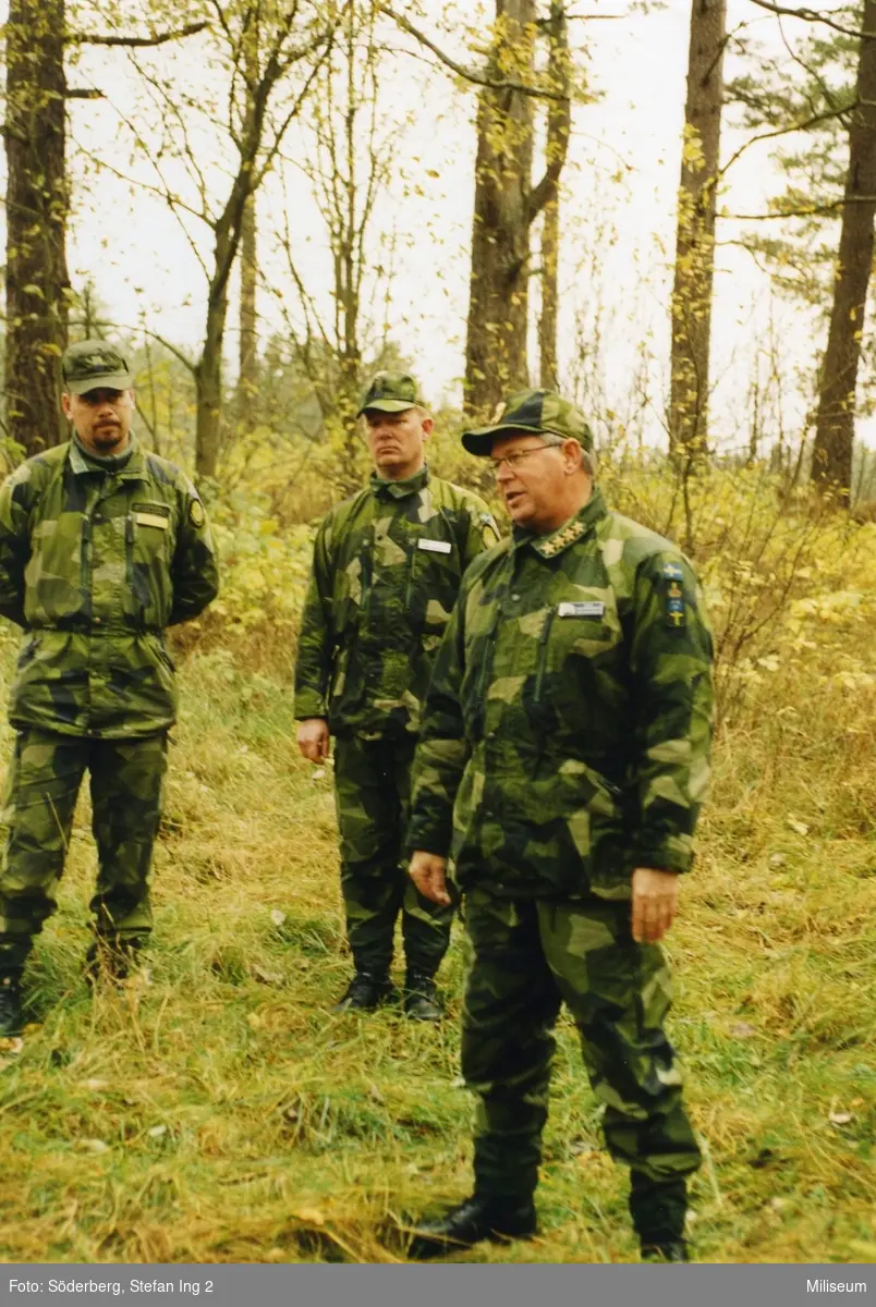 General Johan Hedestedt, överbefälhavare, till vänster Gary Bergdahl, Ing 2 och i mitten överstelöjtnant Tommy Karlsson, Ing 2.