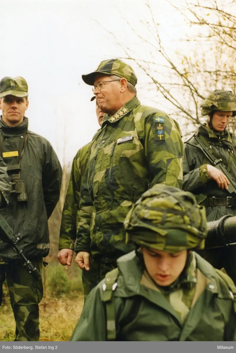 General Johan Hedestedt, överbefälhavare, till vänster kapten Stefan Karlsson, Ing 2, chef pansarvärnsrobot plutonen.