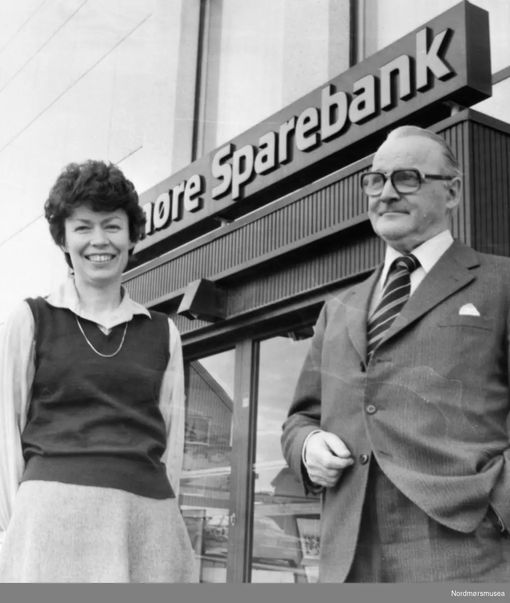Anne Berit Offenberg og Ola Aukan (bankdirektør) ved Nordmøre sparebank. Bildet er fra avisa Tidens Krav sitt arkiv i tidsrommet 1970-1994. Nå i Nordmøre museums fotosamling.