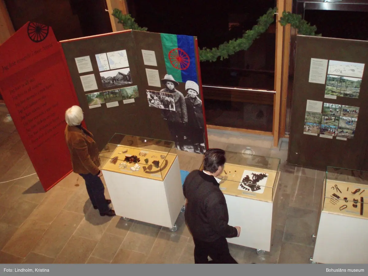 Tillfällig utställning om resandeboplatsen Snarsmon, producerad av Bohusläns museum 2006. Utställningen visades under 2007 även på kommunhuset i Tanumshede, Halden historiske samlinger i Halden och stadsbiblioteket i Linköping. Fotot visar när den stod uppställd i Tanumshede.