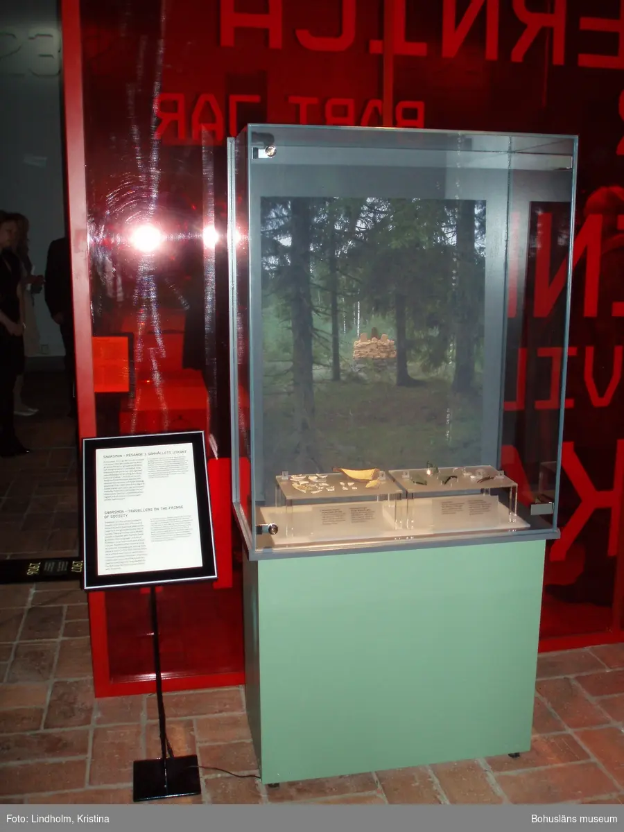 Monter i utställningen Sveriges historia på Statens historiska museer, som innehåller bitar av en kam, keramik och glas med mera från resandeboplatsen Snarsmon. Föremålen är utlånade av Bohusläns museum. Foto i samband med invigningen av utställningen i maj 2010.