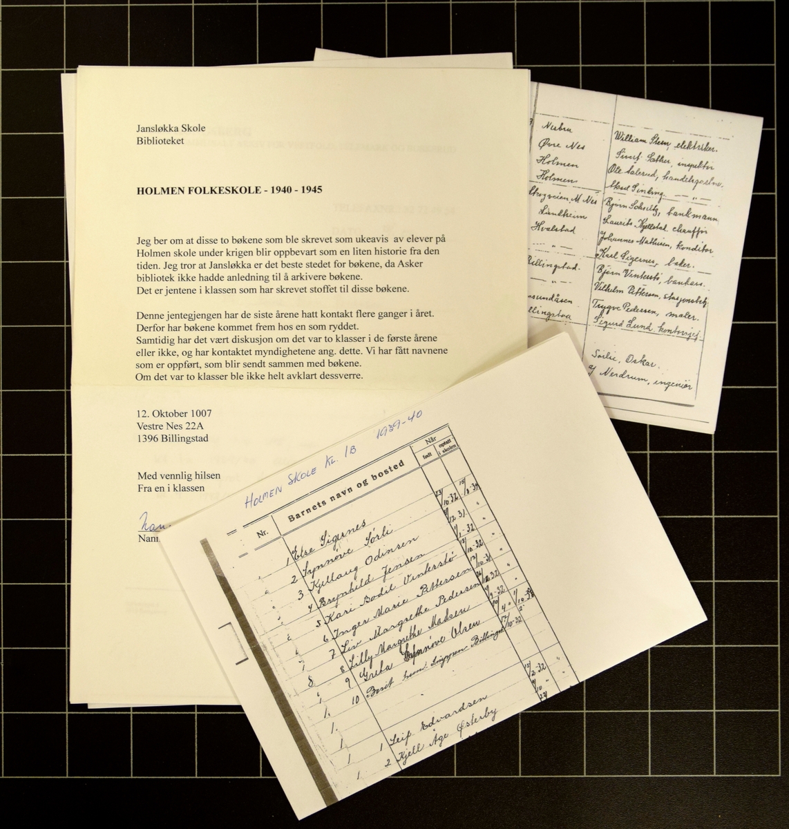 Teksten er håndskrevet, og skrevet av jenter i 5. og 6. klasse ved Holmen skole i perioden 1943 - 1945.
