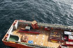 Forsyningsfartøyet Normand Arctic ligger ved Stafjord A for 