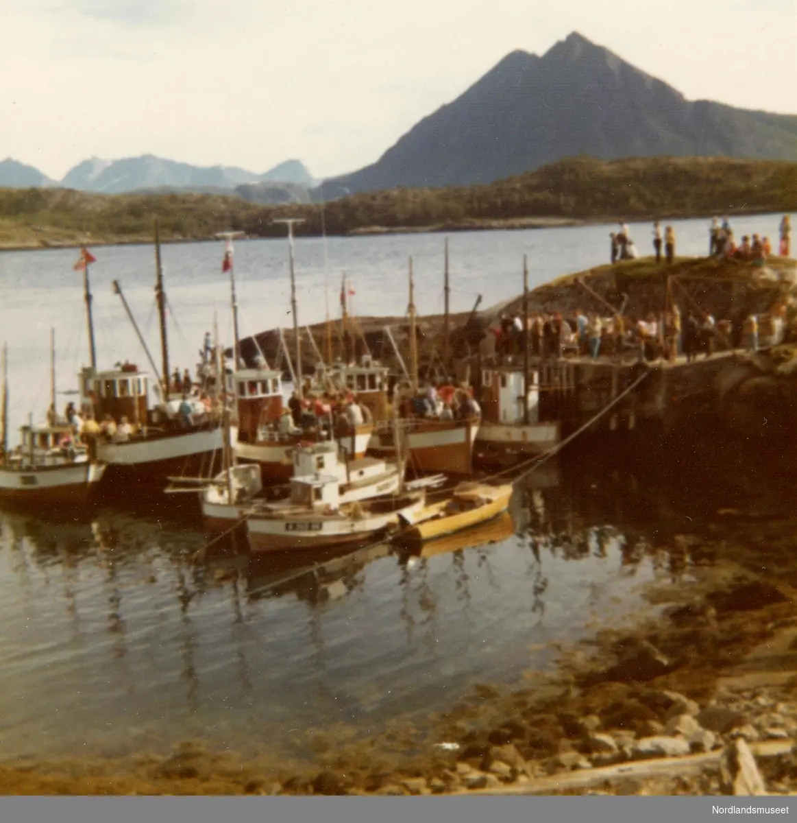 Lundøyadagen på Lund i 1975. Båtene som har fraktet folk til stedet ligger ved kai i Alsvika. 