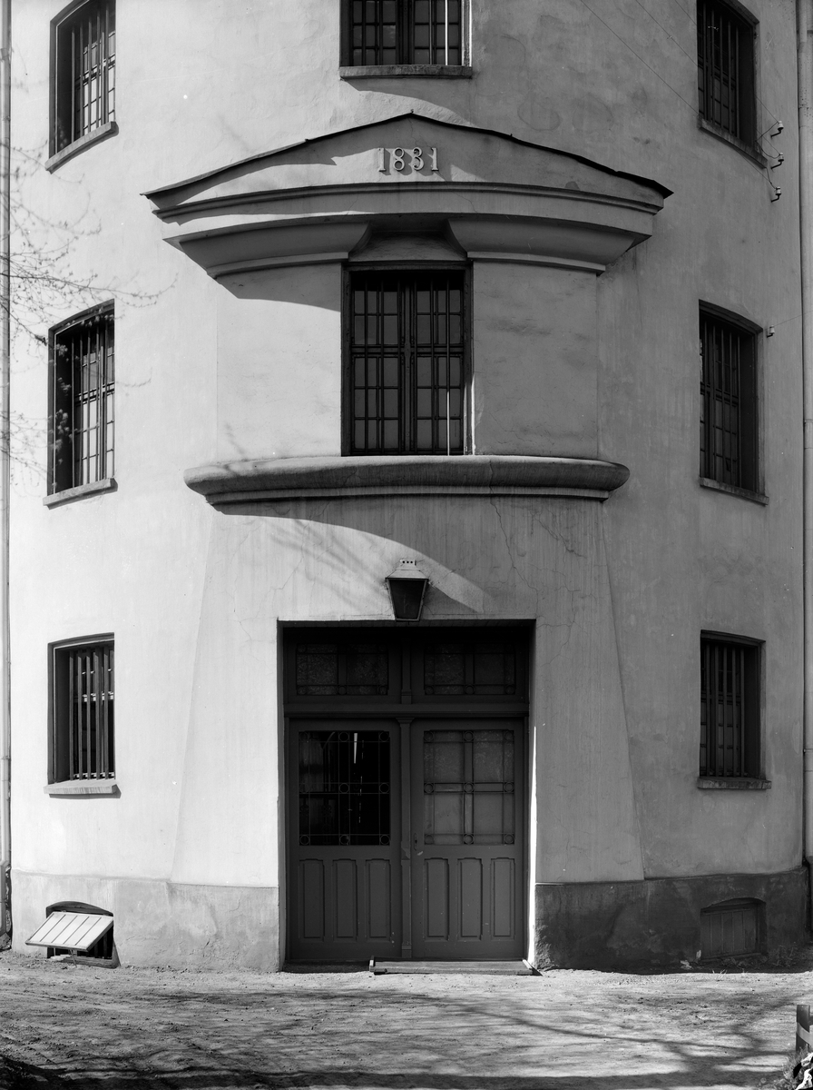 Tukthuset i Storgata i Oslo. Dør med innskrift "1831" på veggen.