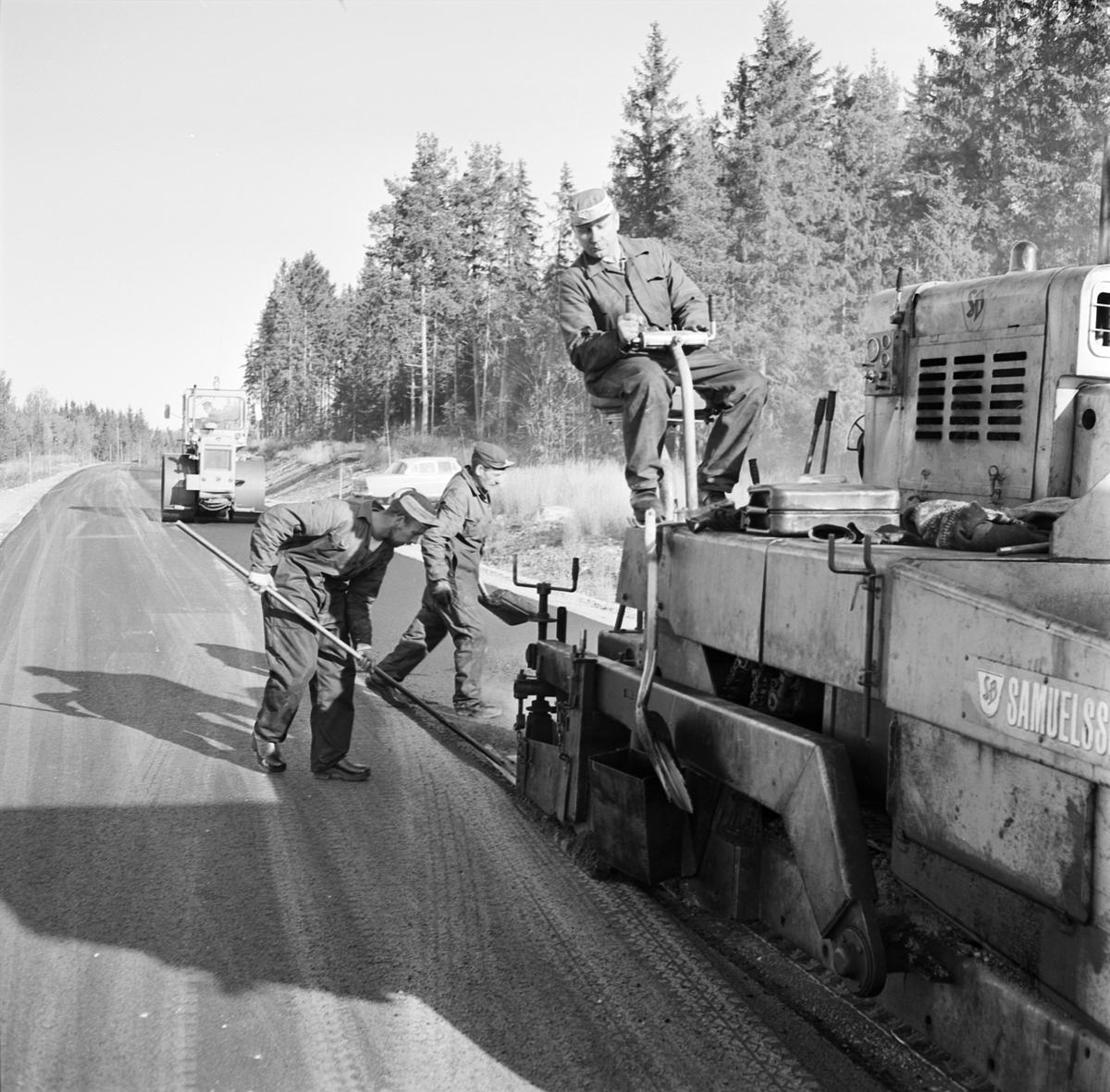 Asfaltering av Gunnarsbovägen, Månkarbo, Uppland oktober 1968