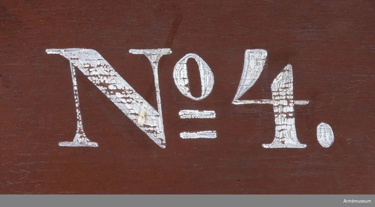 Lavett av rödmålat trä med svartmålade järnbeslag. Märkt "No 4. 6-P:a".