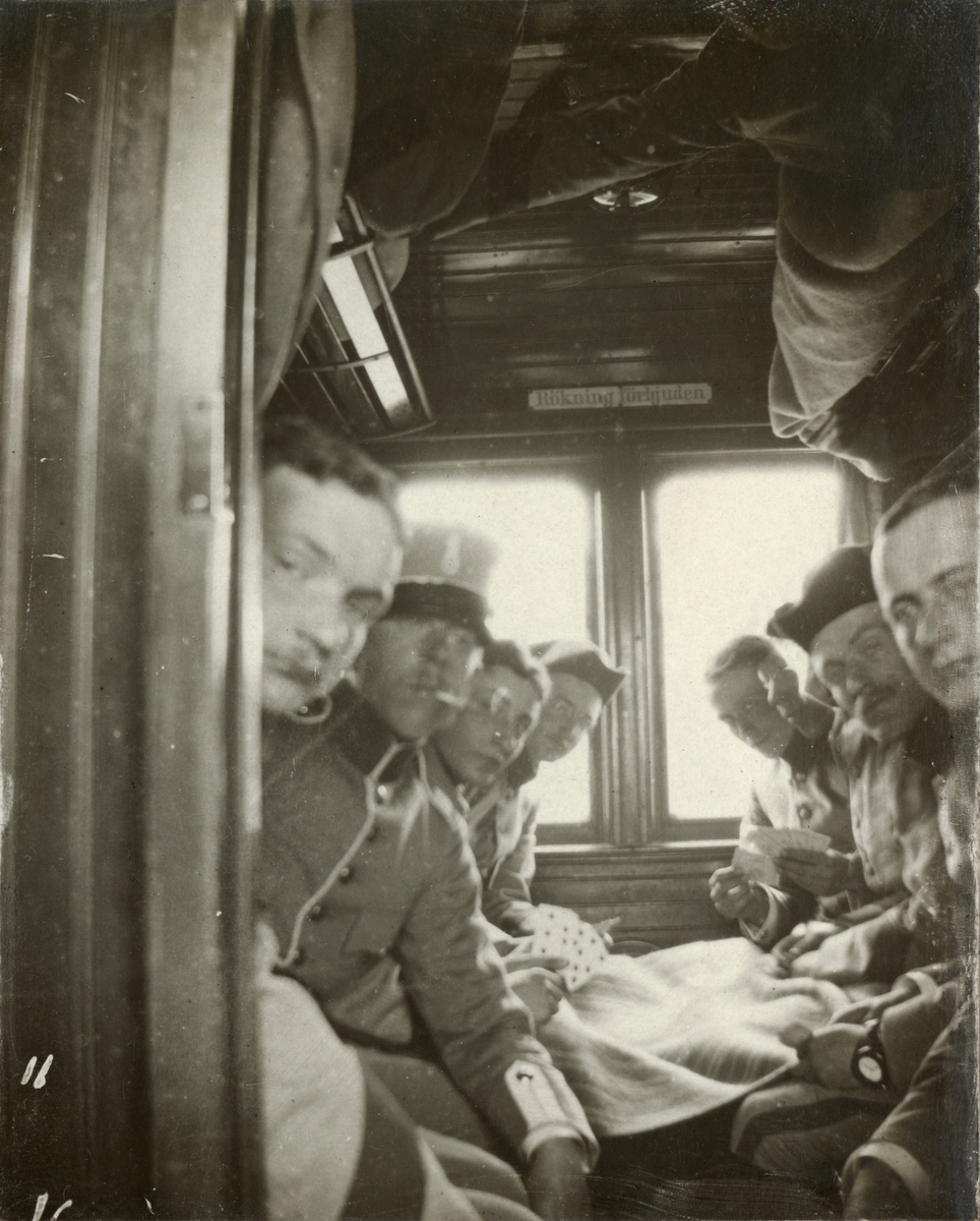 Soldater i tågvagn.