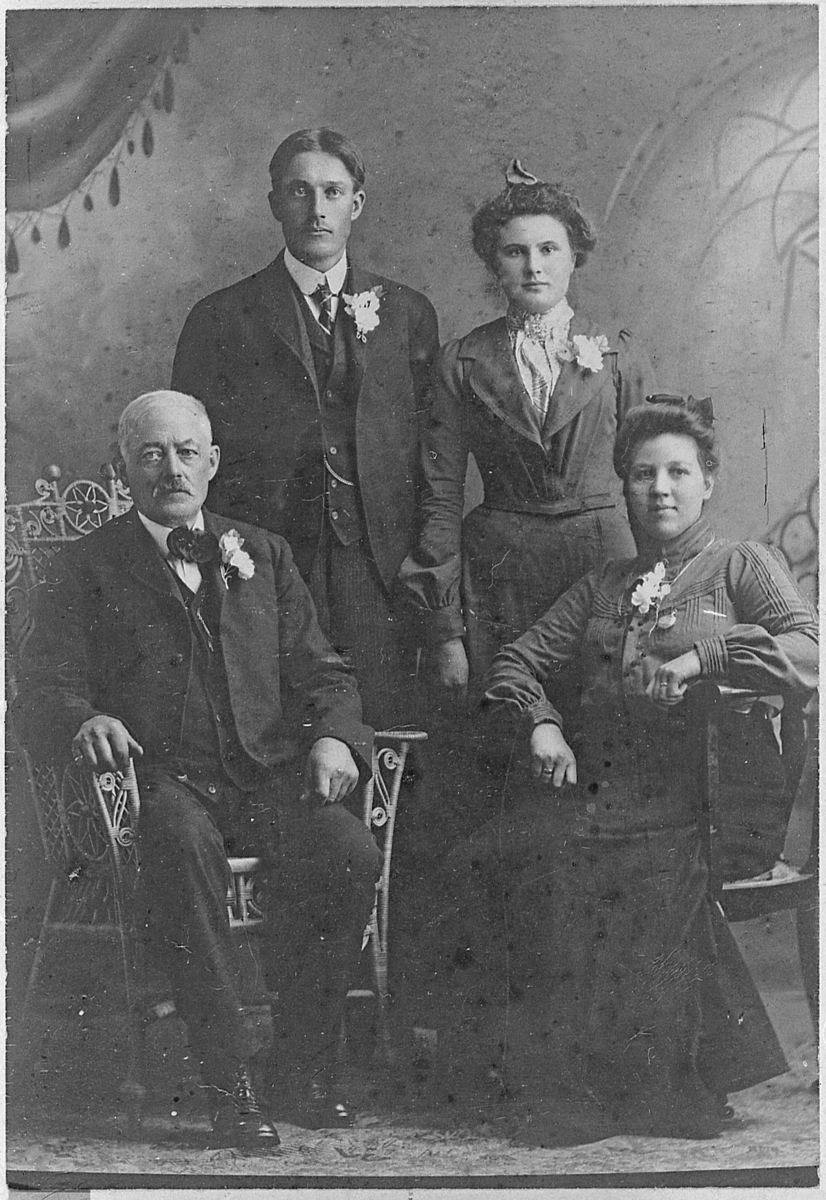 Familieportrett. Kittil Simensen med hustru og barn, i Minnesota, USA, ca. 1910.