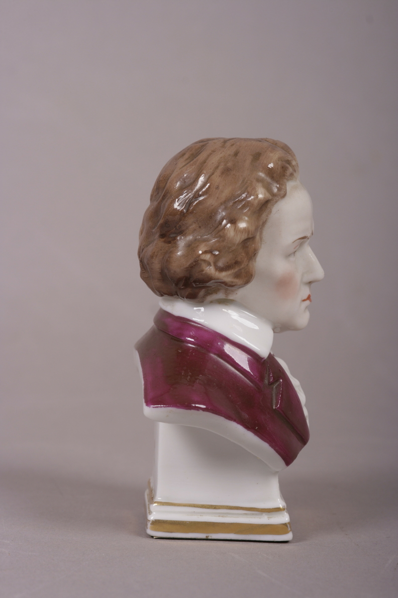 Byste i malt porselen. Forestiller Ludwig van Beetohven med grå-brunt hår ikledd rosa jakke.