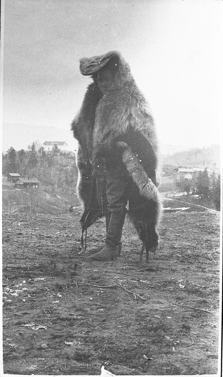 Halvor N. Kvisle utkledd i en bjørnefell. Ca. 1905.