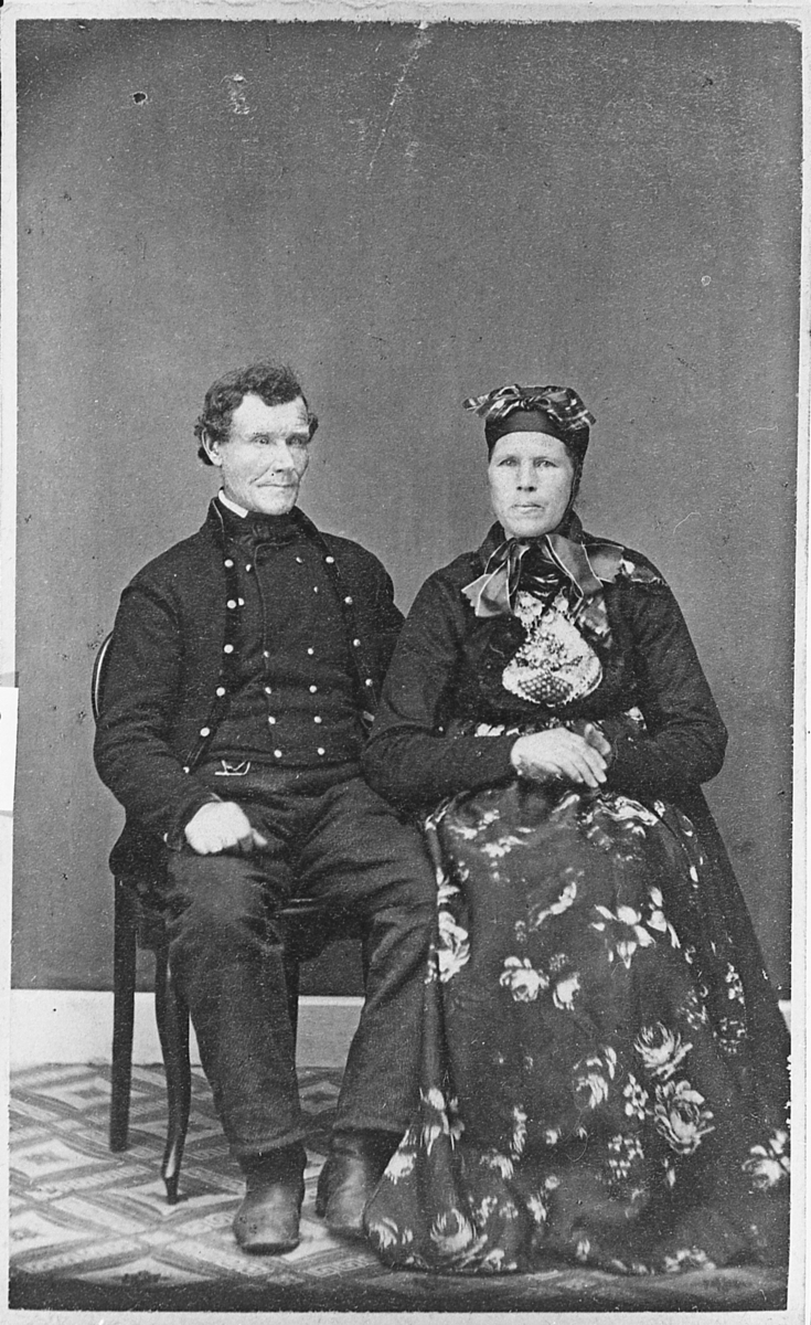 Ukjent par i folkedrakter fra Sigdal-Eggedal. Antagelig rundt 1870-1900.