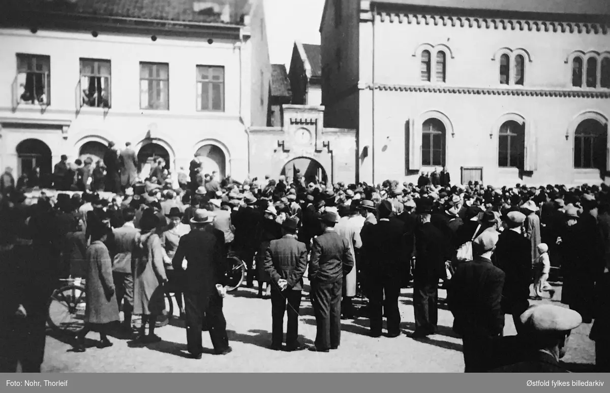 Frigjøringsdagene i Halden i mai 1945, etter andre verdenskrig. Folkemengde på torget ved Halden politikammer.
