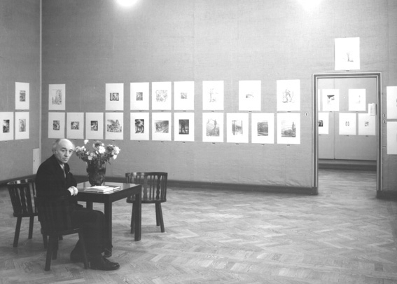 Konstnären Niklavs Strunke i konsthall på Värmlands Museum.