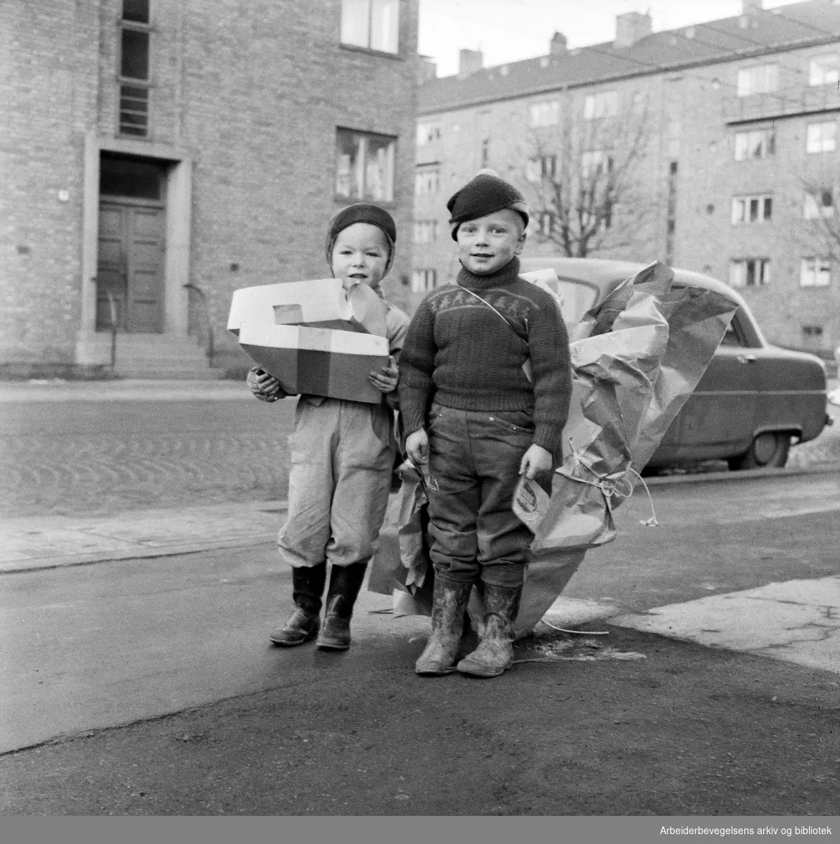 To gutter leker papirinnsamling. Antagelig Dælenenga-området i Oslo. April 1958.