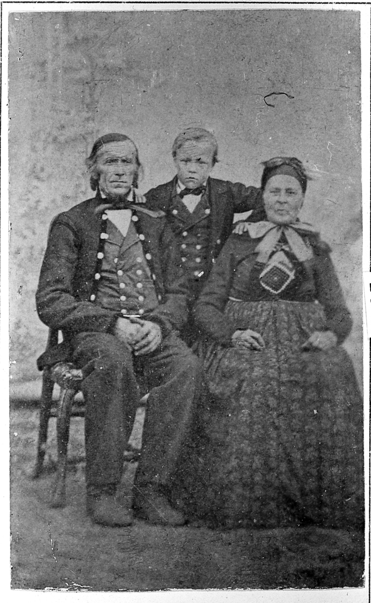 Engebret Håkonsen (Hågensen) Mjøseng, med hustru Kristi Olsdatter og sønnesønn Ole Gulliksen. 