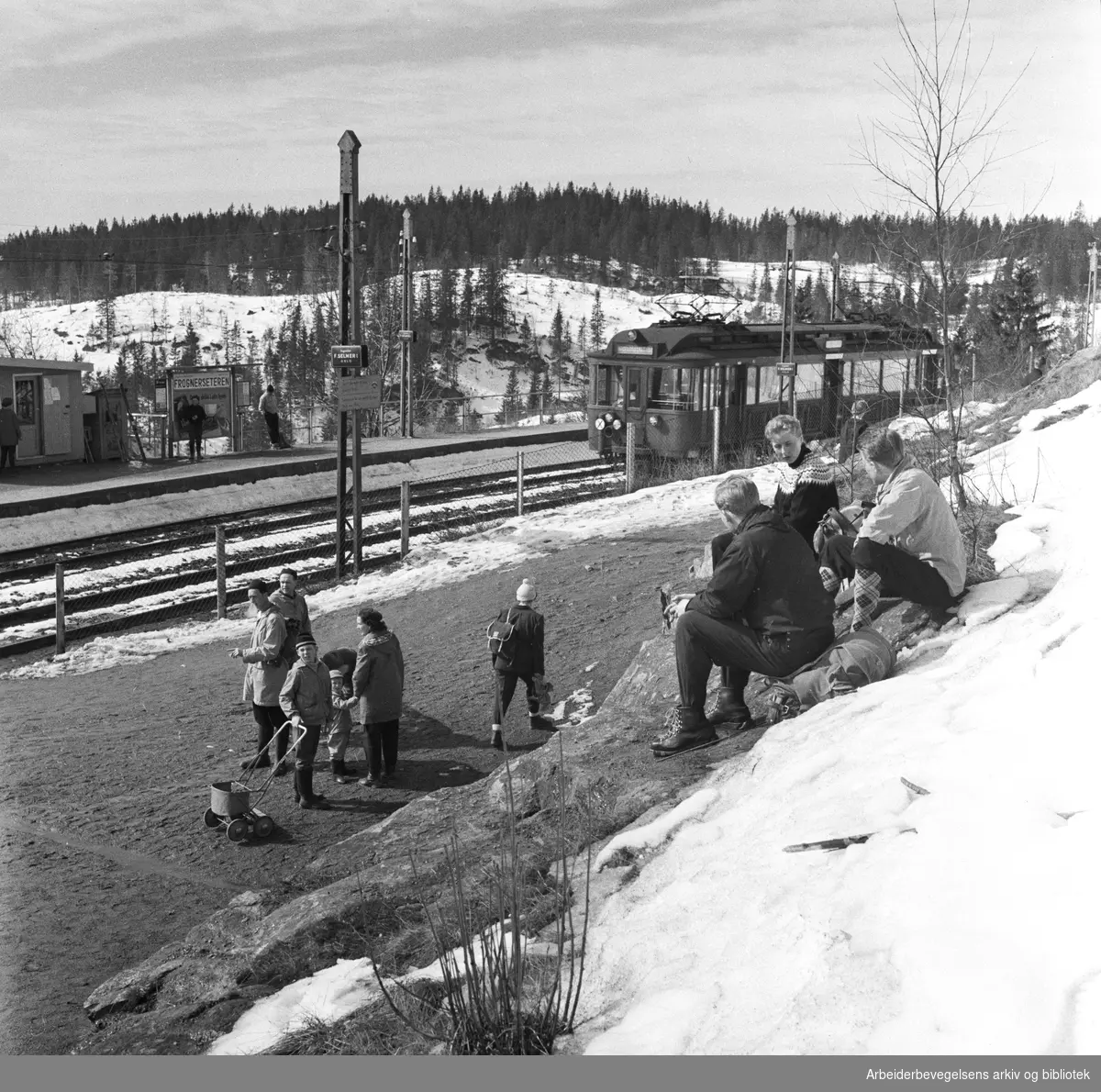 Holmenkollbanen. Frognerseteren stasjon. April 1958.