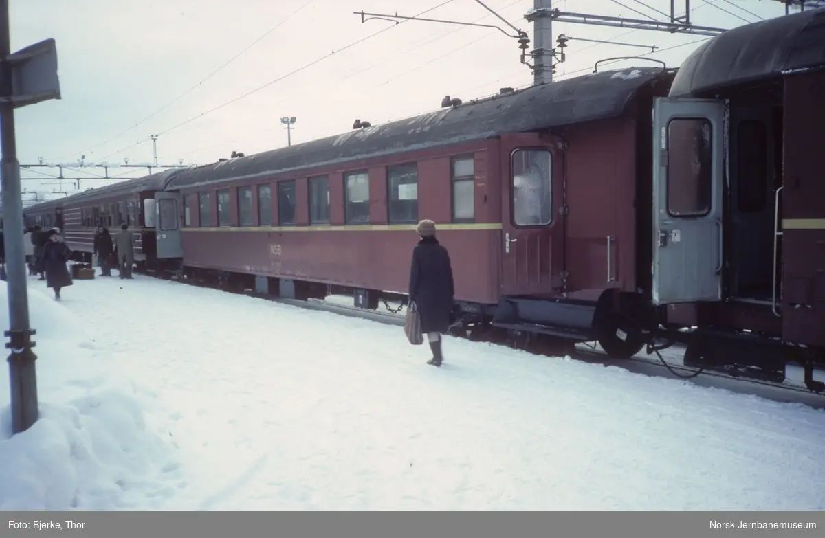 Personvogn litra B1 nr. 19922 i hurtigtog 351 på Lillehammer stasjon