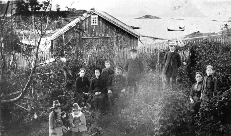 Familien Herness i hagen utenfor huset på Tunstad på Skogsøya i Øksnes. 