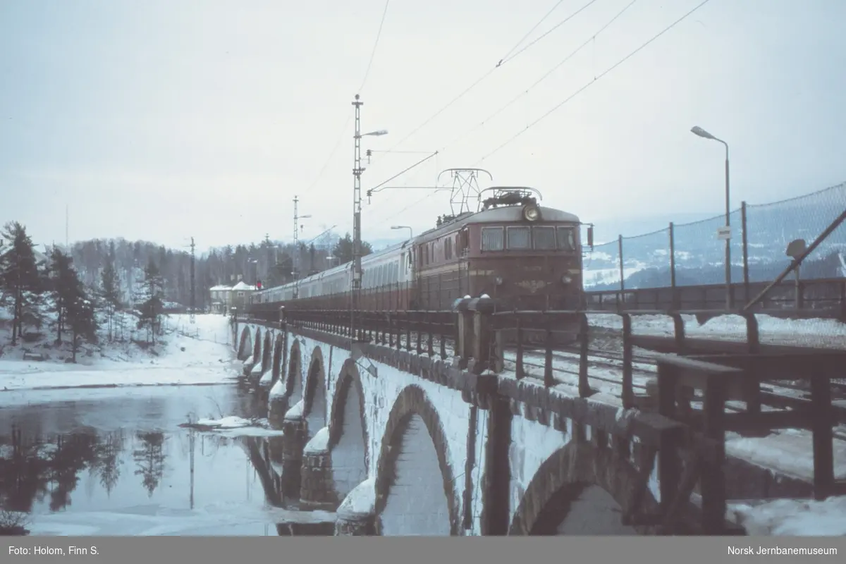 Elektrisk lokomotiv El 11 2078 med sveitsiske krengevogner på Hønefoss stasjon. Vognene ble prøvekjørt på Bergensbanen