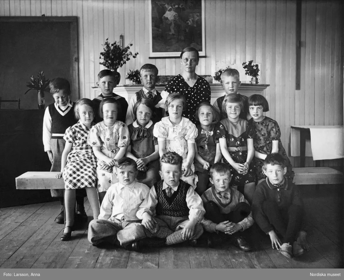 Hedens småskola." En grupp barn med sin fröken", Skolfoto.