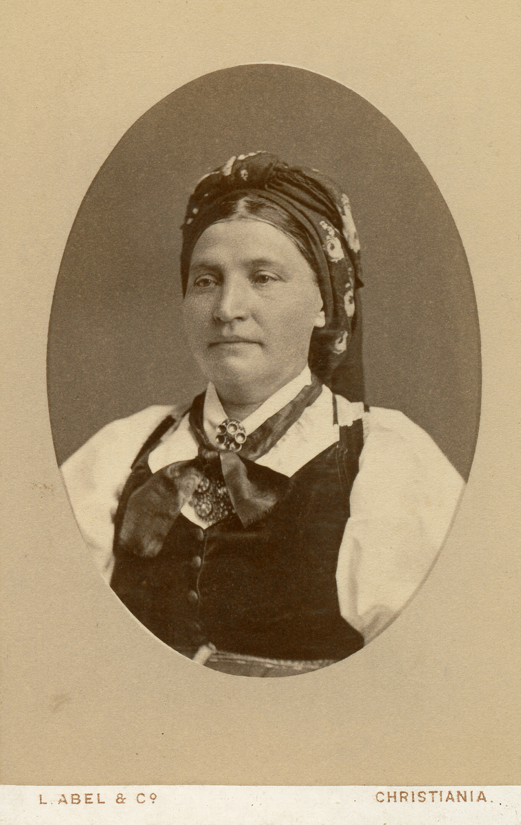Ovalt portrettfoto av Anne Valen, fødd Ramse