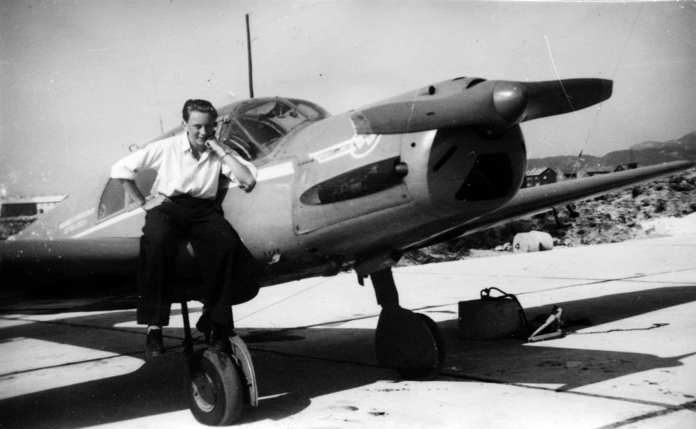 Asbjørn Borge på vingen til Widerøes Messerschmitt Bf. 108B.