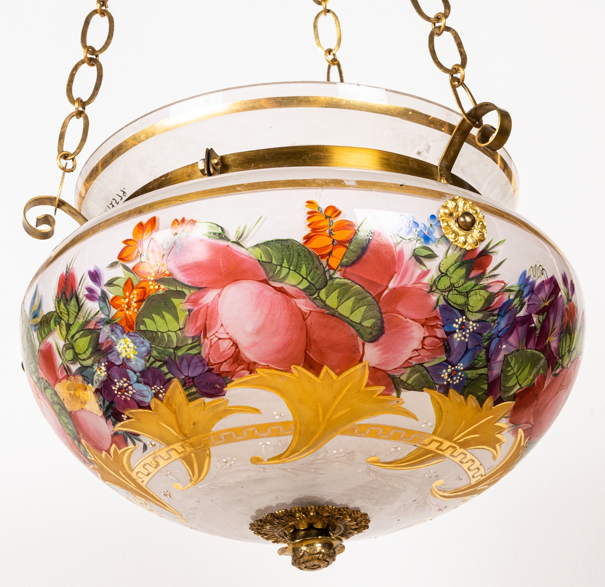 Ampel, mattslipat glas, dekorerad med en bred blomranka och guld. Beslag av förgylld mässing.