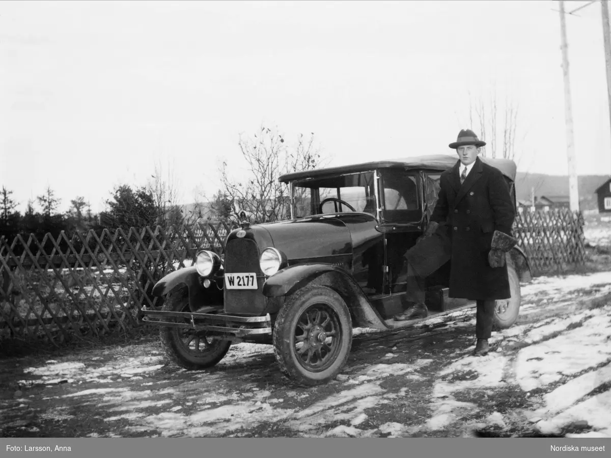 Gottfrid Jansson vid sidan av sin bil W 2177