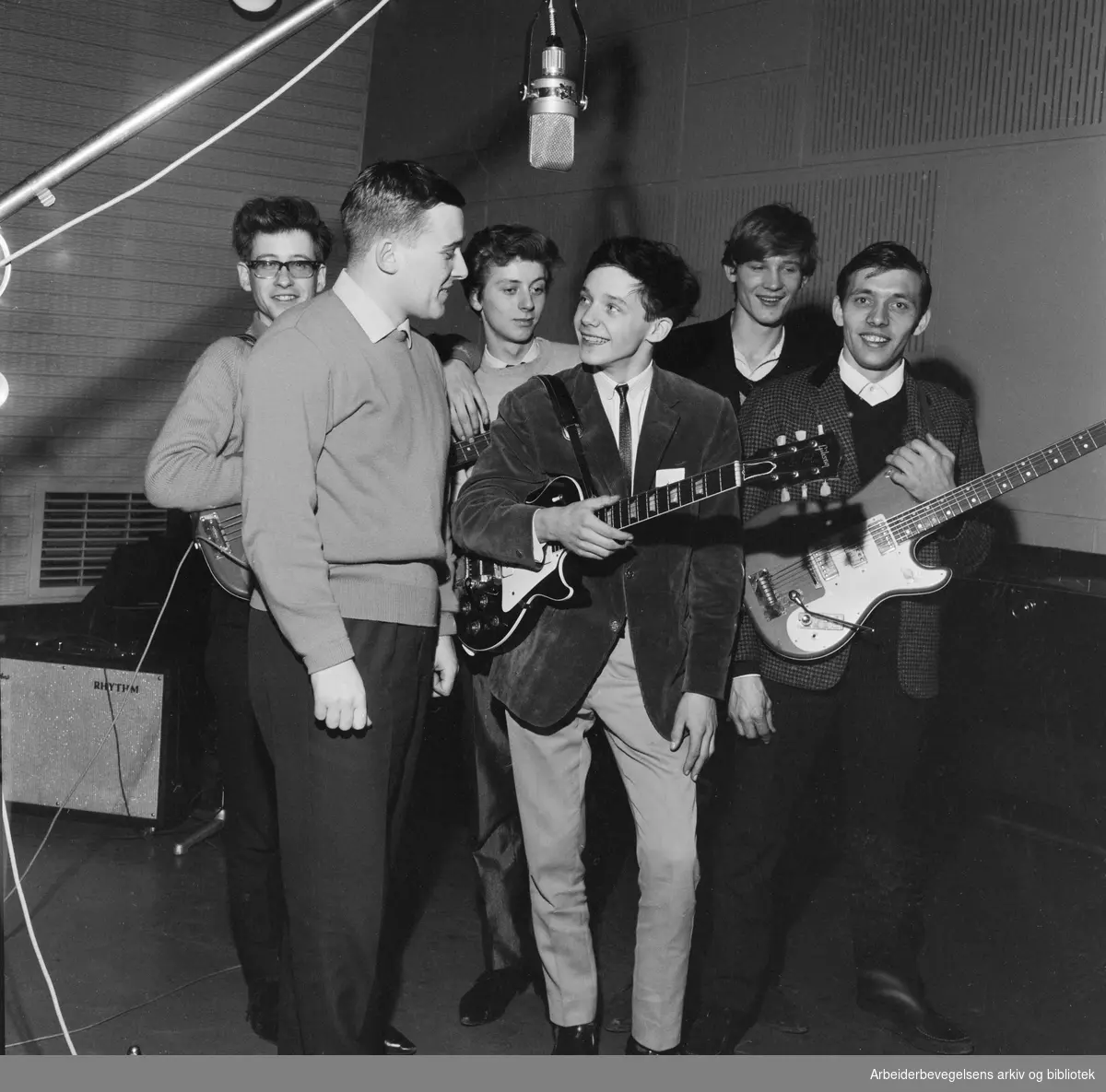 Den danske pop-gruppen The Thaps i studio på Marienlyst med NRK's Vidar Lønn-Arnesen. I midten står Ole Neumann, kjent som Lille Per i de danske Far til fire-filmene. Desember 1965.