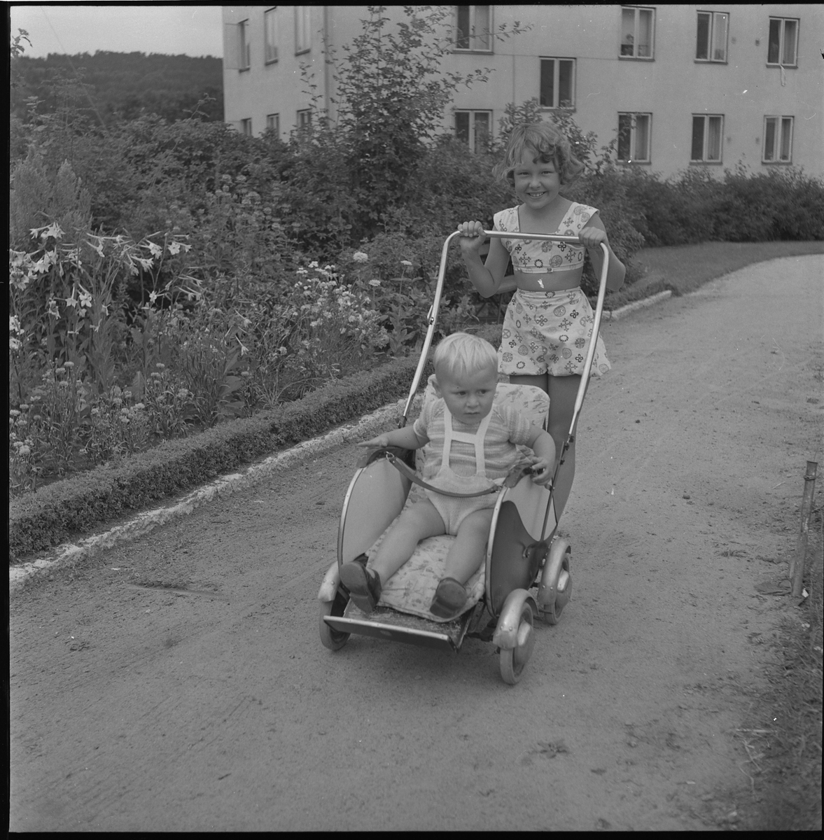 Barn och barnvagn, aug 1950