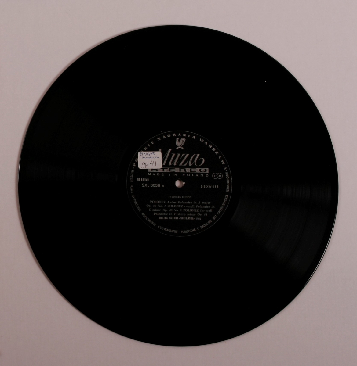 Grammofonplate i svart vinyl og plateomslag i papp. Plata ligger i en plastlomme.
