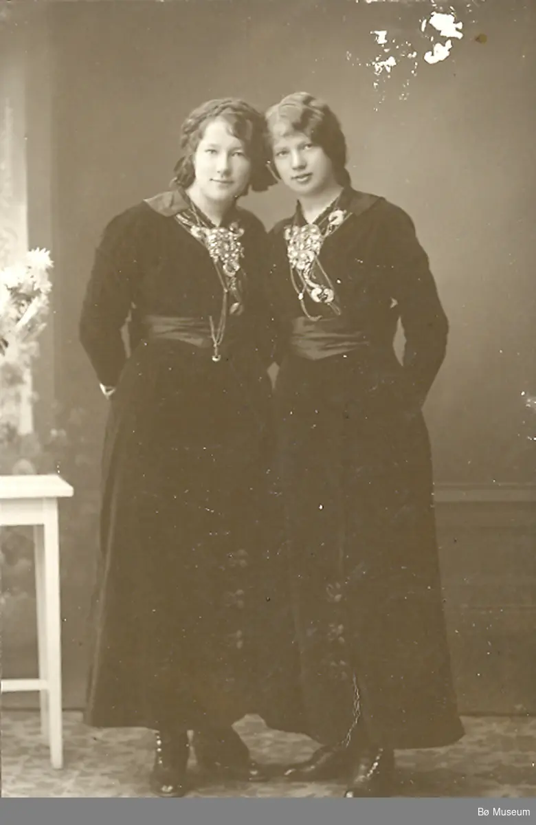 Portrettbilete av søstrene Åshild og Johanne Sannes, Drangedal.