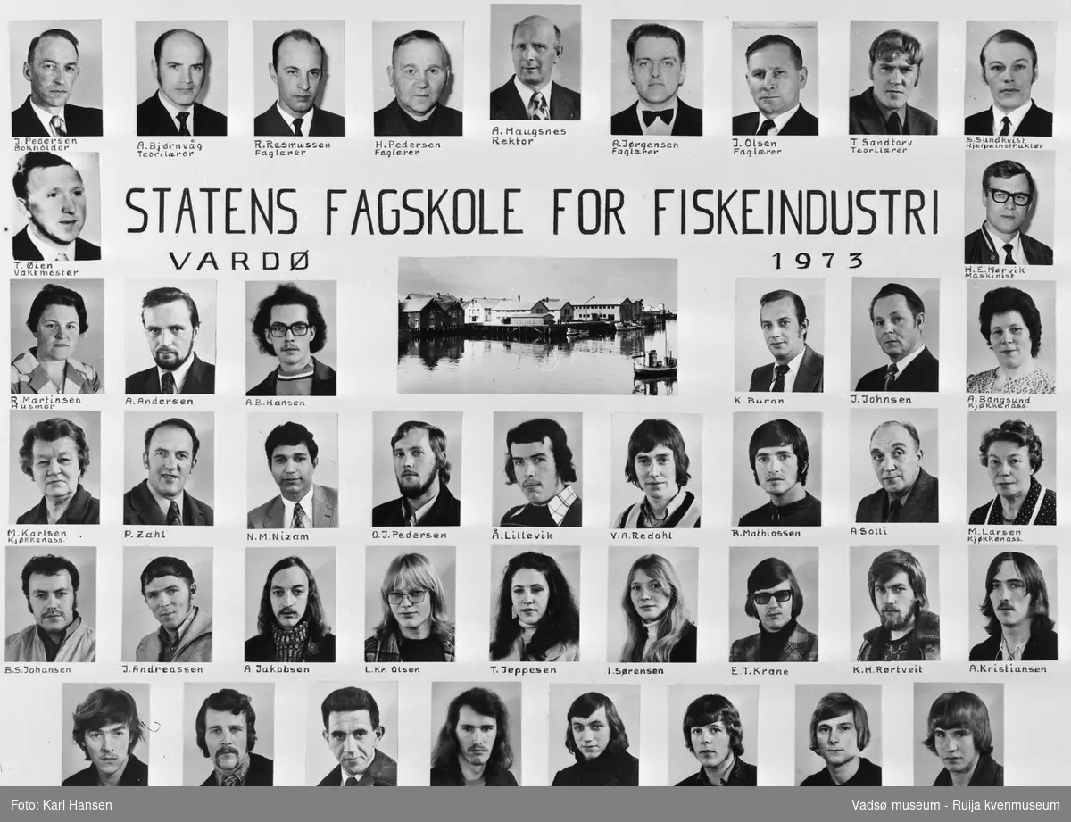 Portretter samlet på ett bilde av elever og lærere ved Statens fagskole for fiskeindustri, Vardø, 1973. Et fotografi av skolen er også med.